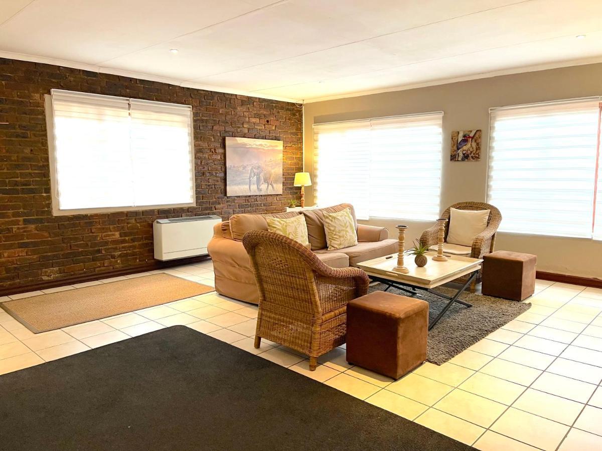 Safari Club Guest Lodge Or Tambo International Airport Kempton Park Dış mekan fotoğraf